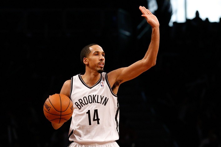 Shaun-Livingston-with-hands-up-calling-a-play