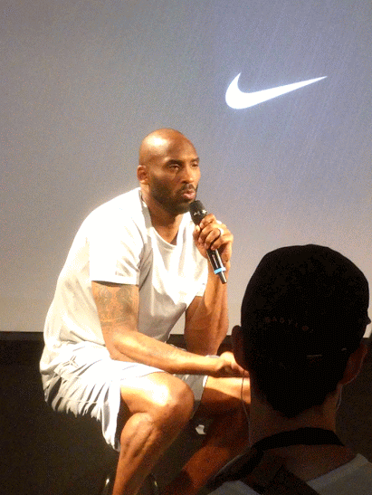 Kobe risponde alle domande con la solita disinvoltura