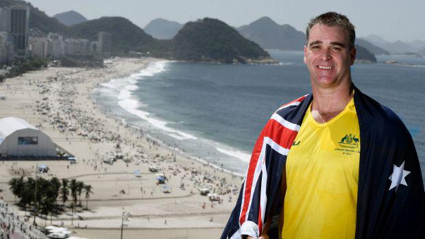 Brad con la bandiera Aussie sulle spiagge di Rio 